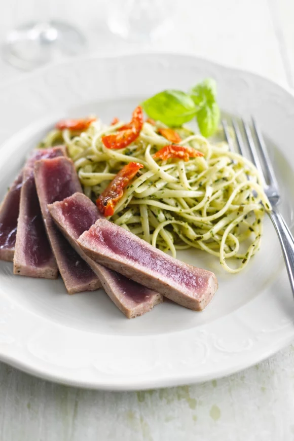 Linguine met pesto en kortgeroosterde tonijn