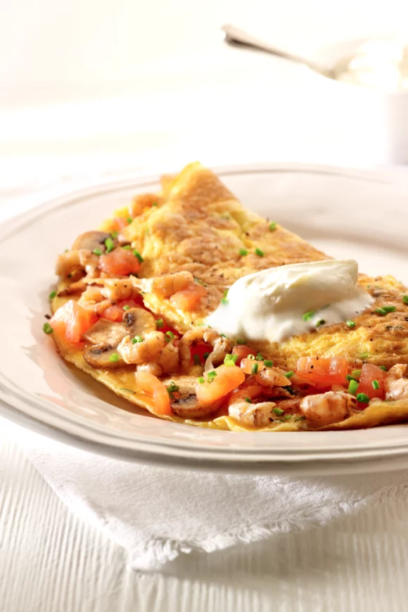Omelet garnaal met tomaten en champignons