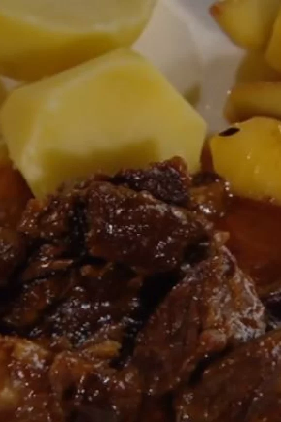 Stoofvlees met gebakken appeltjes
