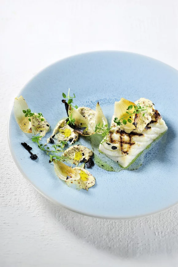 Skreifilet à la Dijonnaise met gegrilde ui en tijmolie