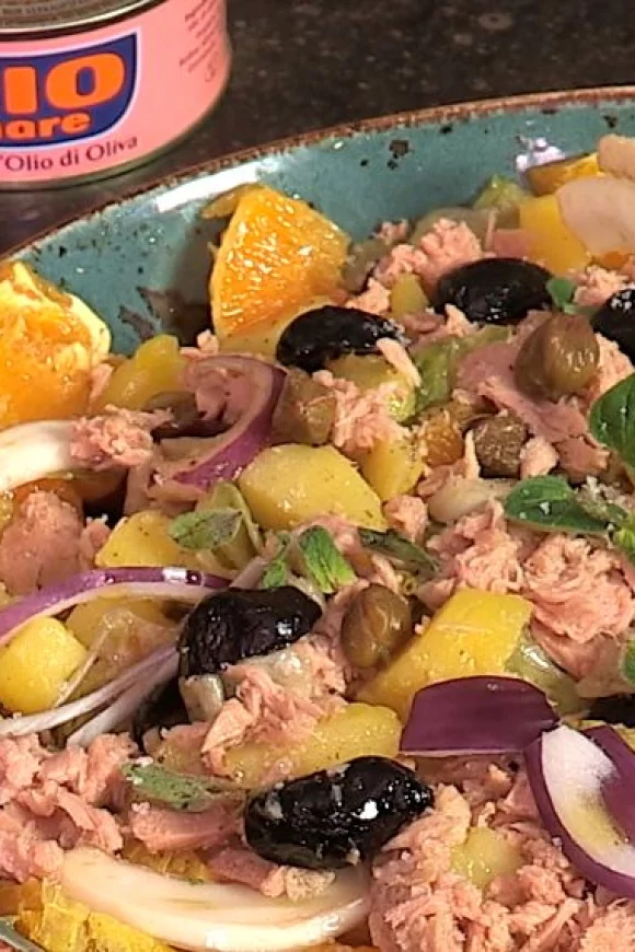 Italiaanse zomersalade met venkel, appelsien en tonijn