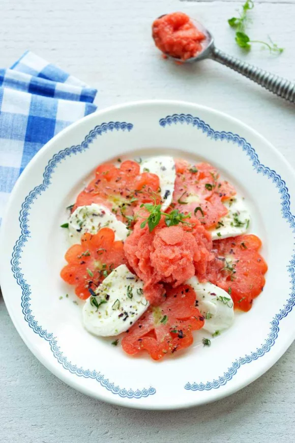 Carpaccio van Coeur de Boeuf tomaten met mozzarella en granité van tomaat