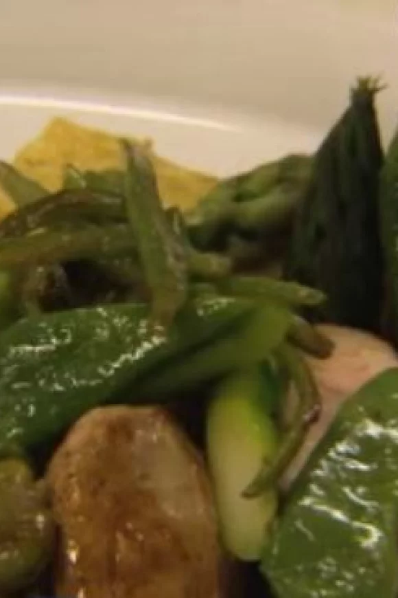 Parelhoen met groene asperges en tuinbonen