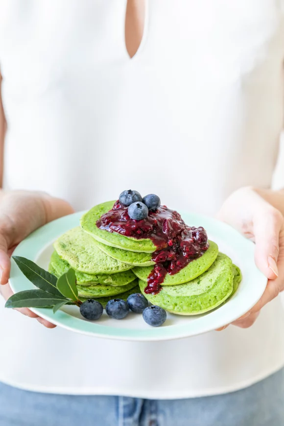 Spinaziepancakes met bosvruchten-lauriercompote