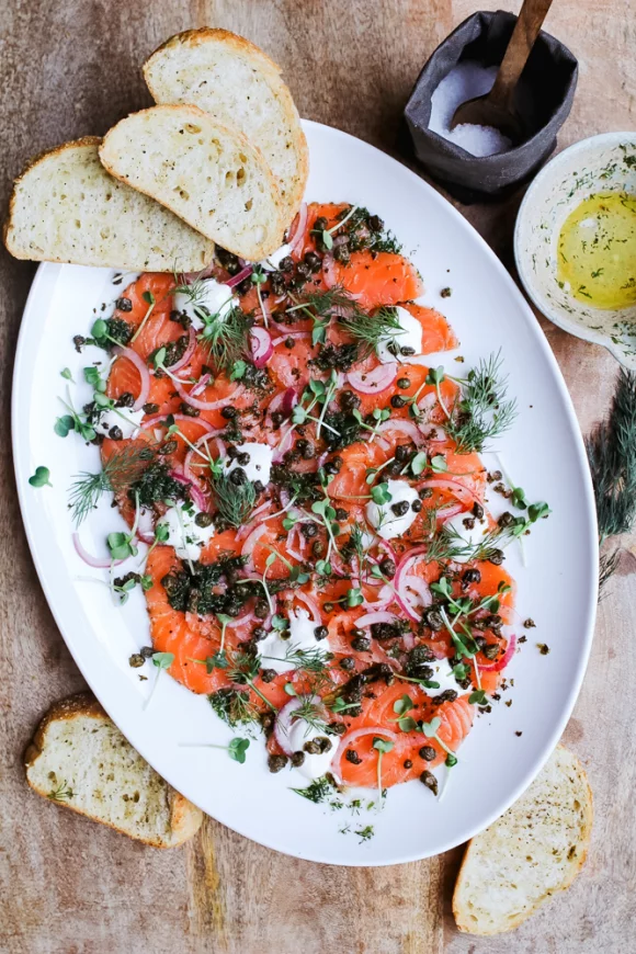 Zalm carpaccio met dille-olie en krokante kappertjes