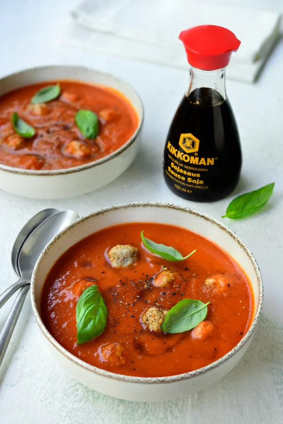 Tomatensoep met balletjes en sojasaus 