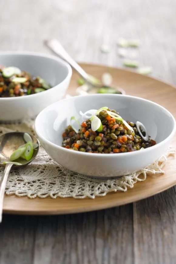 Linzensalade met bosuitjes en wortel