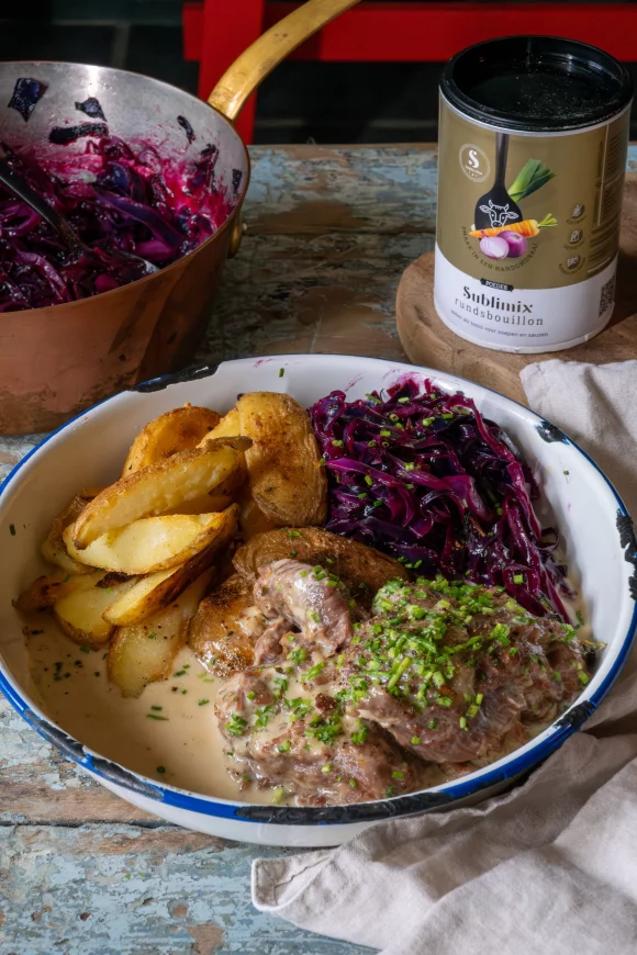 Varkenswangetjes met rode kool en gebakken aardappelen