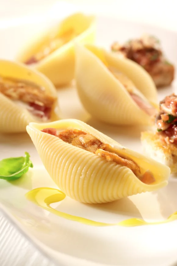 Gevulde pastaschelpen met kaassaus