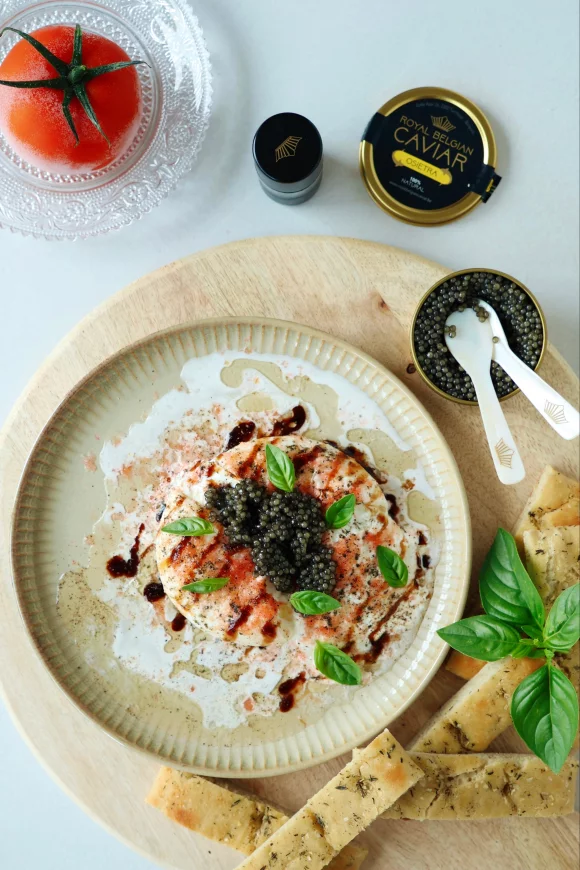 Burrata met geschaafde bevroren tomaat en kaviaar