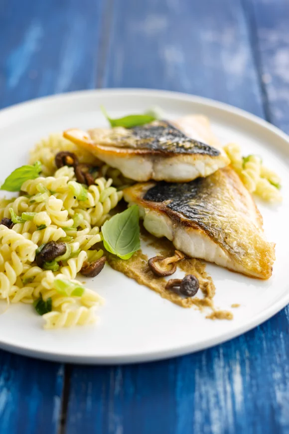 Spirelli met goudbrasem en zalf van aubergine