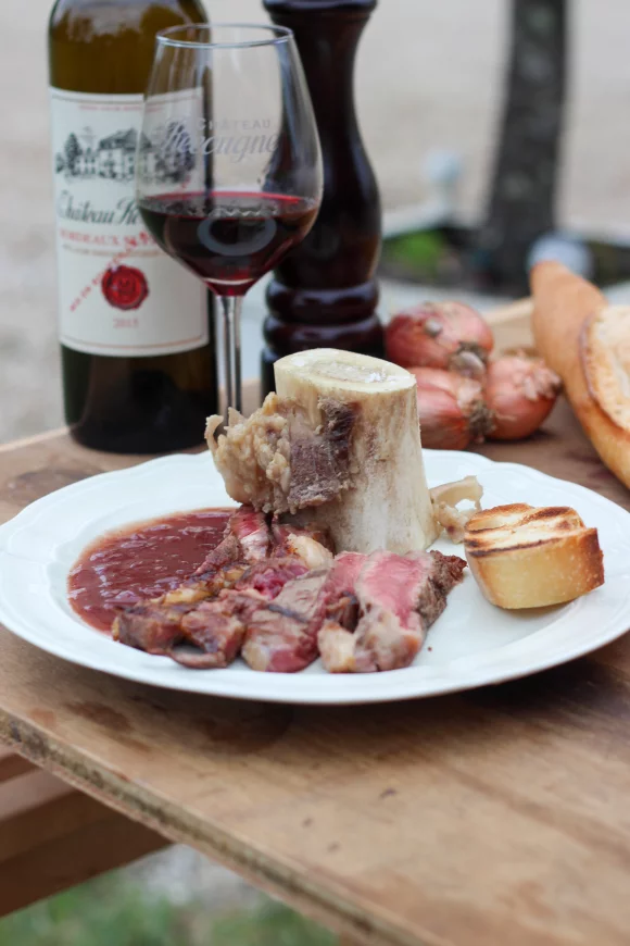 Entrecote met mergpijpjes en rode wijnsaus