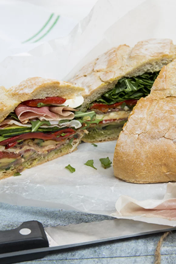 Picknickbrood met Parmaham, courgette, paprika & pesto