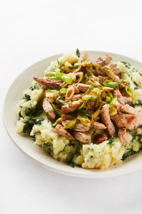 Kalfslapjes met spinaziepuree en gesmoorde lente-ui