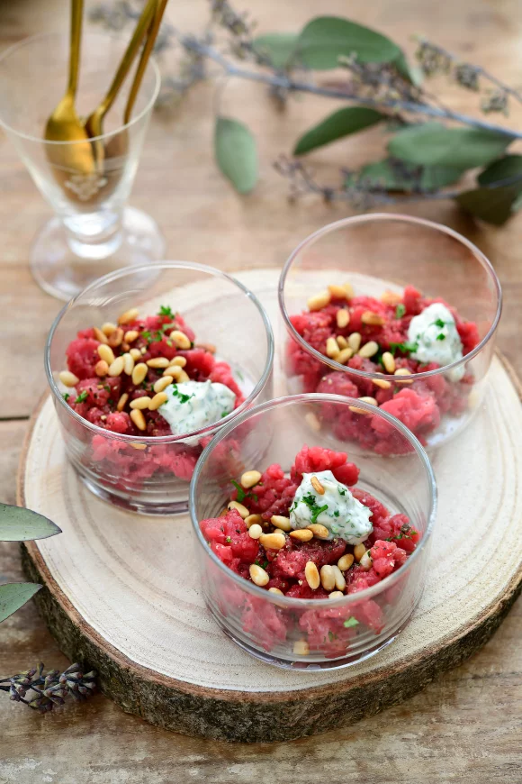 Hapje van rundstartaar met kruidenmayo