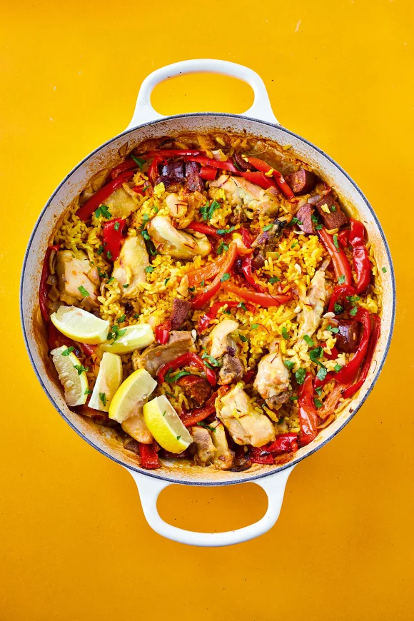 Paella uit de oven met kip en chorizo