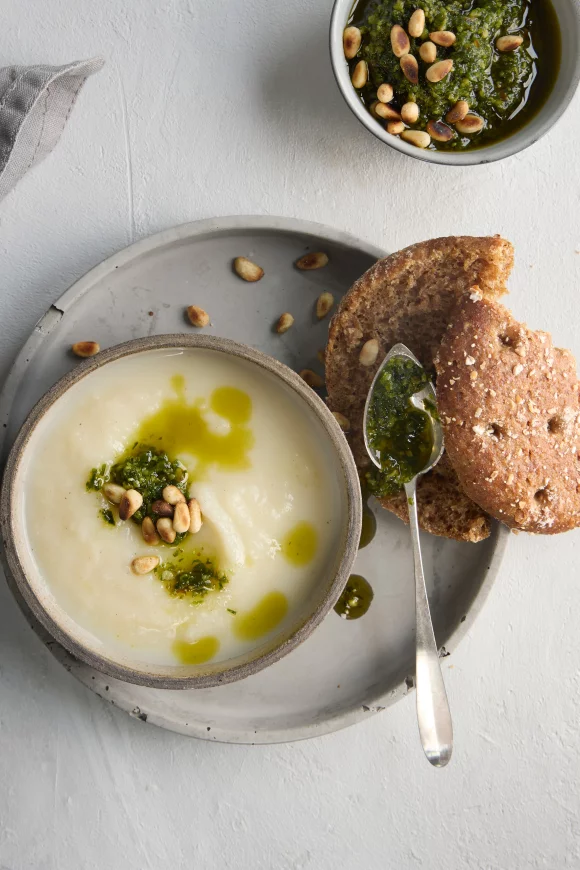 Knolselderijsoep met daslookpesto