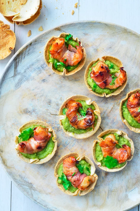 Tortillacups met scampi’s, spek en guacamole