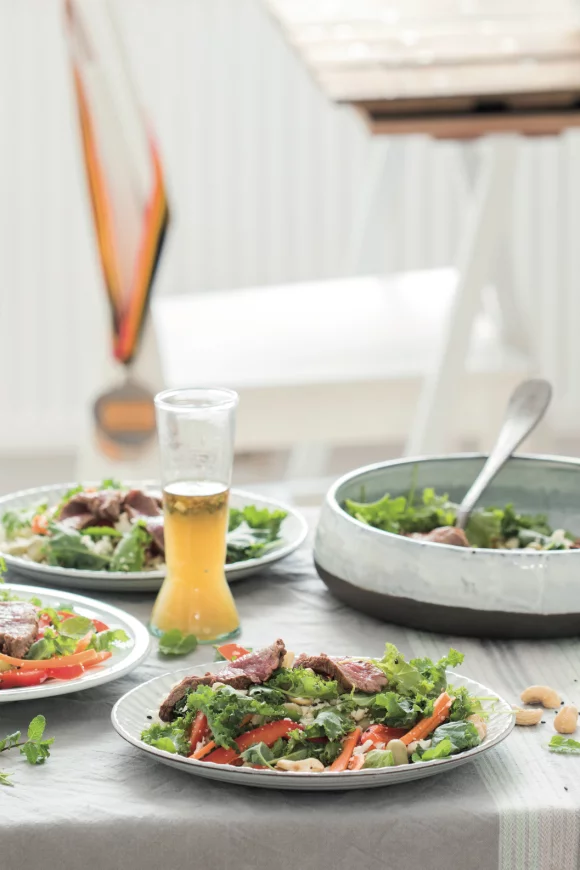Thaise biefstuksalade met limoen, munt en cashewnoten