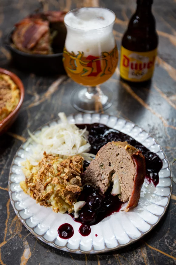 Gehaktbrood gevuld met venkel en kriekensaus
