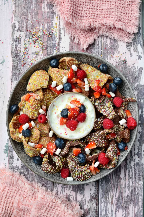 Loaded confettinacho’s met rood fruit 