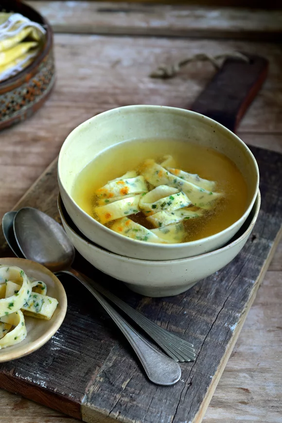 Consommé met kruidenpannenkoekjes 