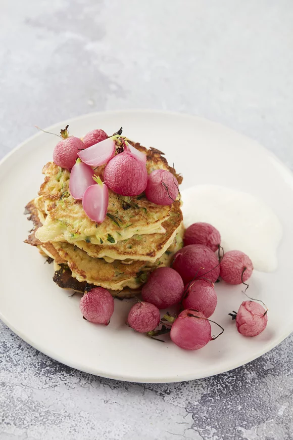 Courgettepannenkoekjes met geroosterde radijzen