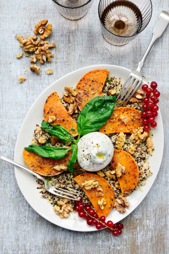 Geroosterde quinoa met pompoen, walnoten en burrata