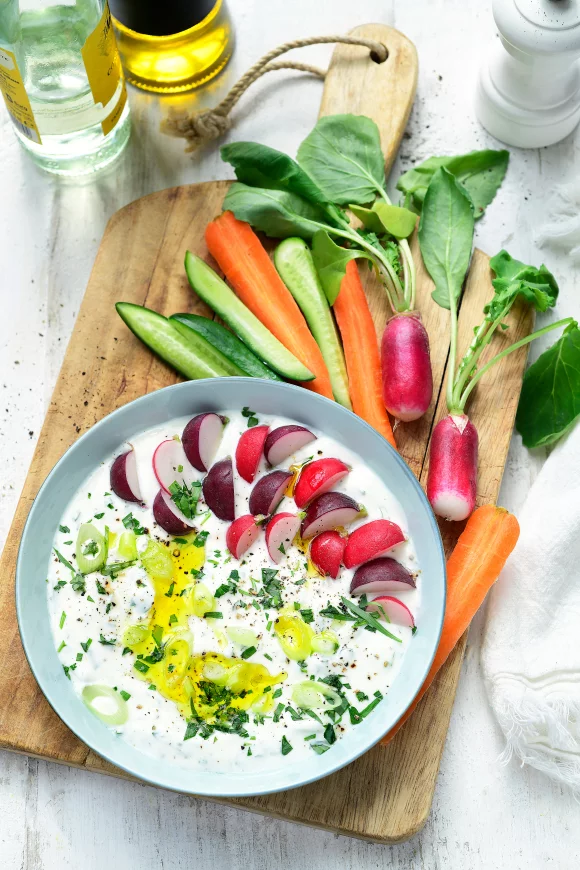 Plattekaasdip met lentegroentjes