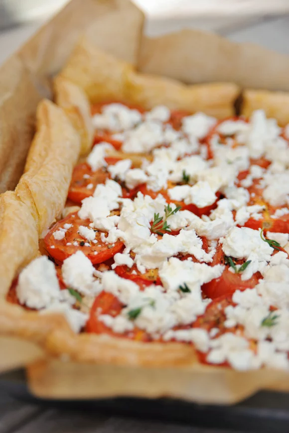 Bladerdeegtaart met geroosterde tomaten en geitenkaas