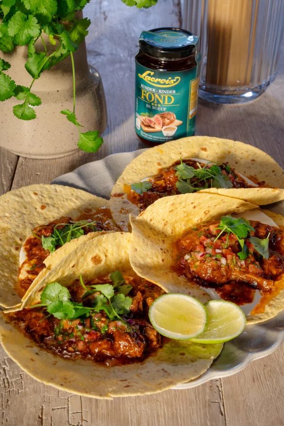 Pulled pork taco’s met pico de gallo 