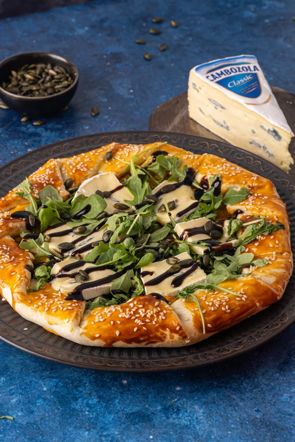 Pompoentaart met Cambozola en rucola 