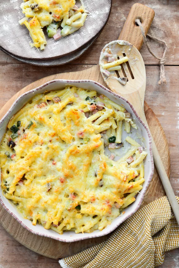 Macaroni met pesto-kaassaus