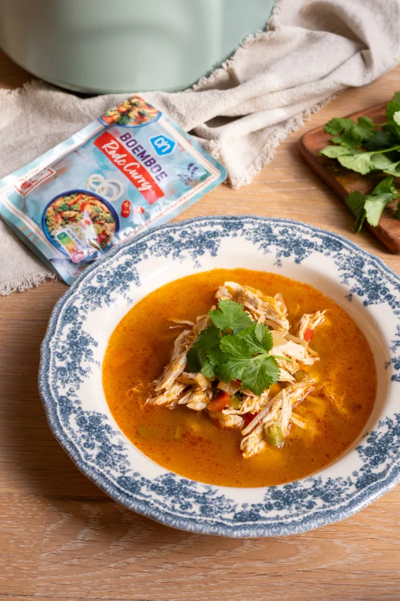 Kippensoep met rode curry en wokgroenten