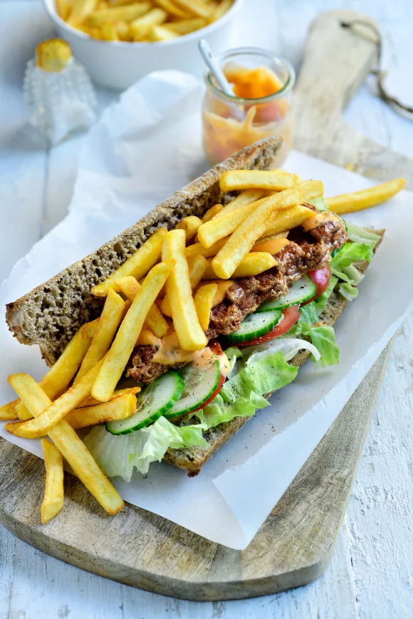 Broodje mitraillette met mexicano en andalouse