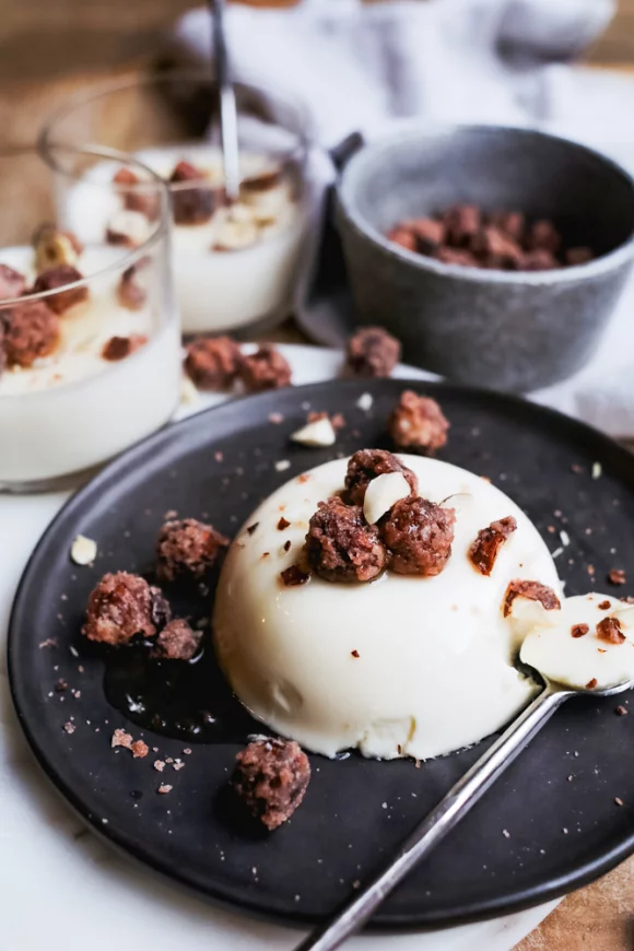 Panna cotta met Baileys en gekarameliseerde hazelnootjes