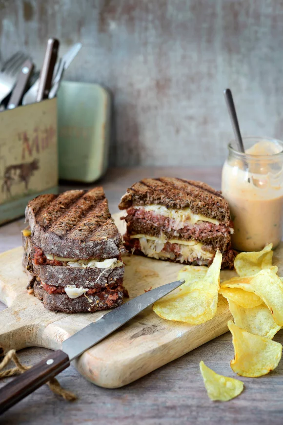 Reuben sandwich met corned beef en Thousand Island Dressing