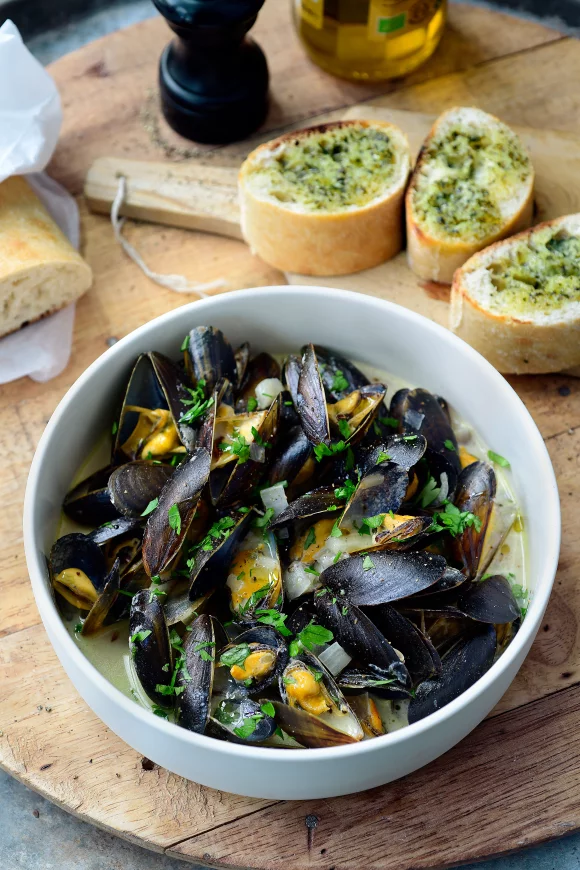 Mosselen in een pittige lookroomsaus