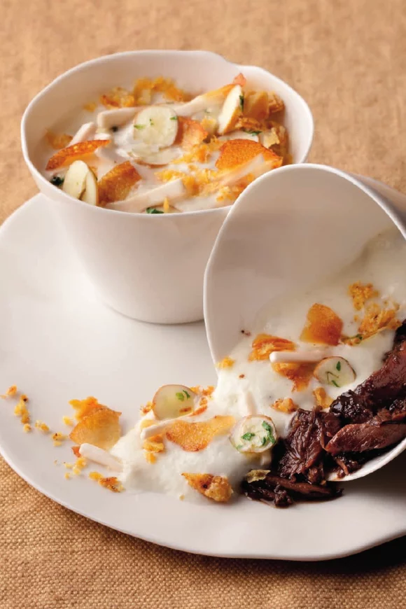 Ragout van ossenstaart met espuma en crumble van bloemkool