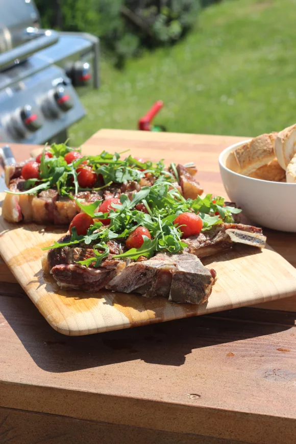 Gegrilde cote a l’os met gemarineerde tomaatjes