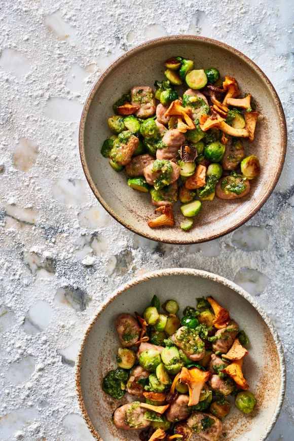 Pastinaak-kastanjegnocchi  met spruitjes, paddenstoelen en tijmpesto