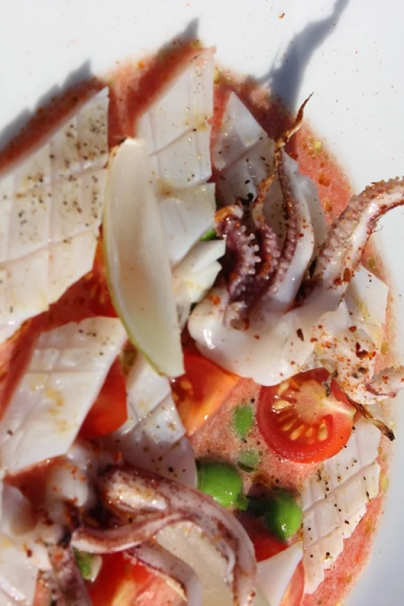 Gegrilde inktvis met coulis van tomaat