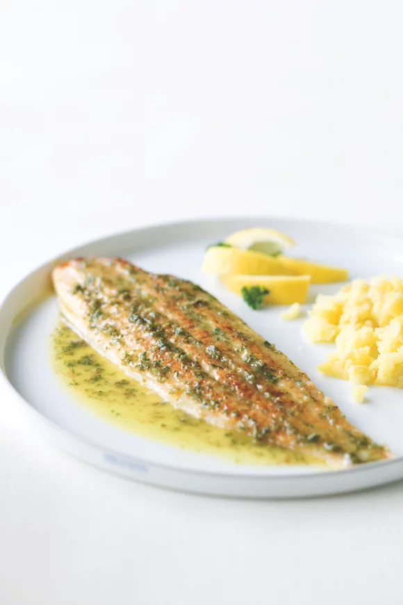 Noordzeetong meunière met aardappelen op zout