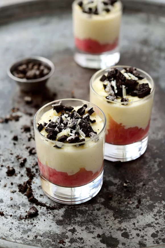 Witte chocolademousse met rabarber en Oreo