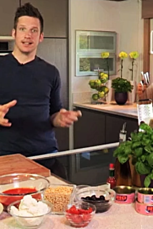 Zuiderse salade met geroosterde paprika en amandelvinaigrette
