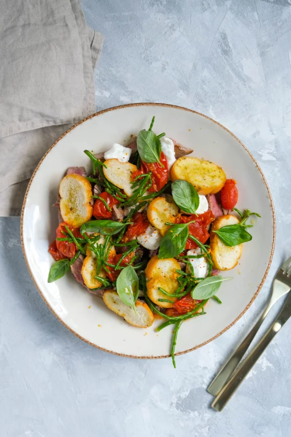 Tagliata met geroosterde tomatensaus, burrata en zeekraal