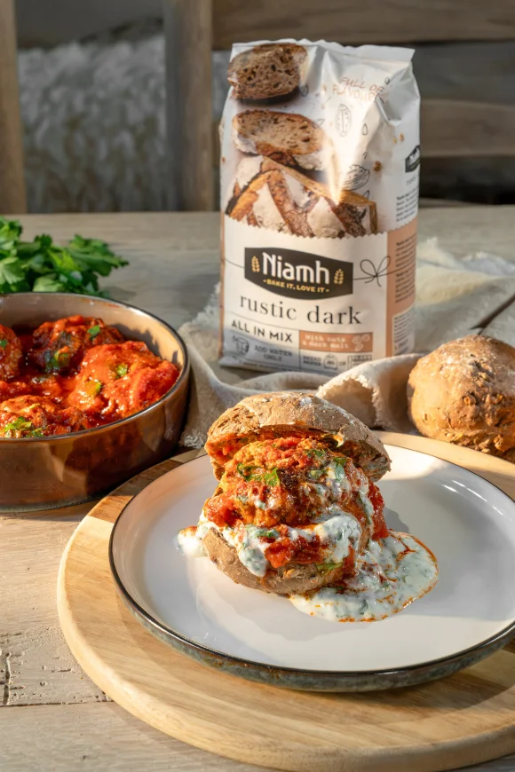 Meatball sliders met lamsgehakt en kruidige tomatensaus