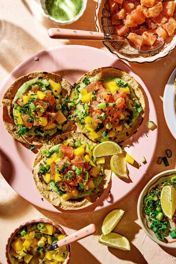 Tostada’s met tonijn, limoen- avocadocrème & mango