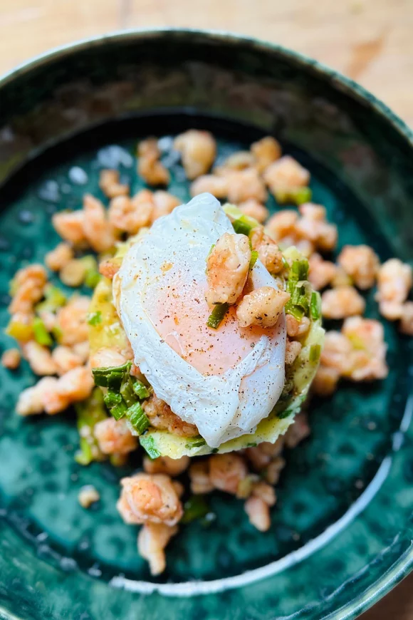 Tartaar van scampi met bieslookpuree en een gepocheerd eitje