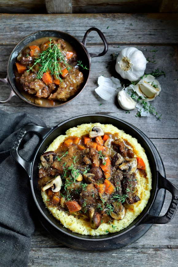Seitanragout met polenta, wortel en champignons